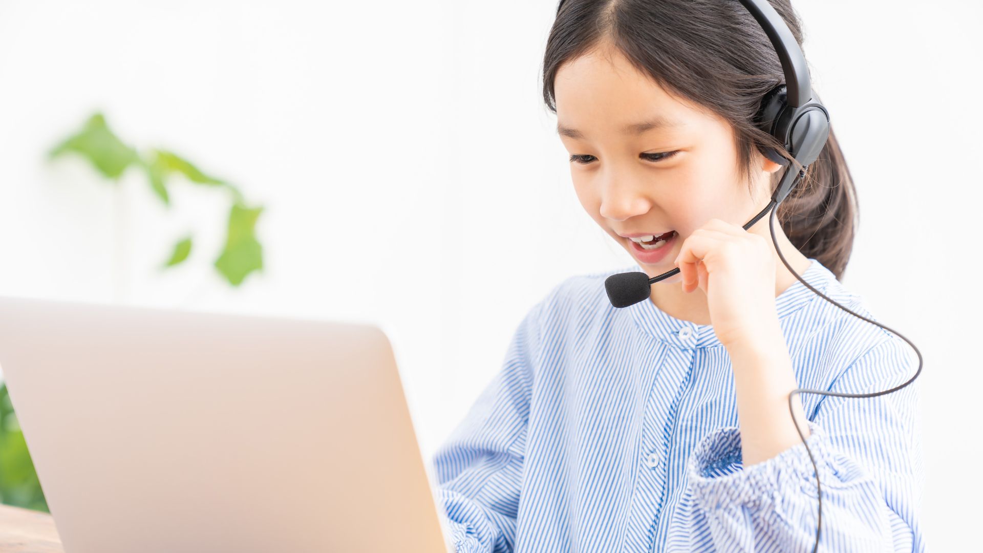 PCの前で楽しむ子供